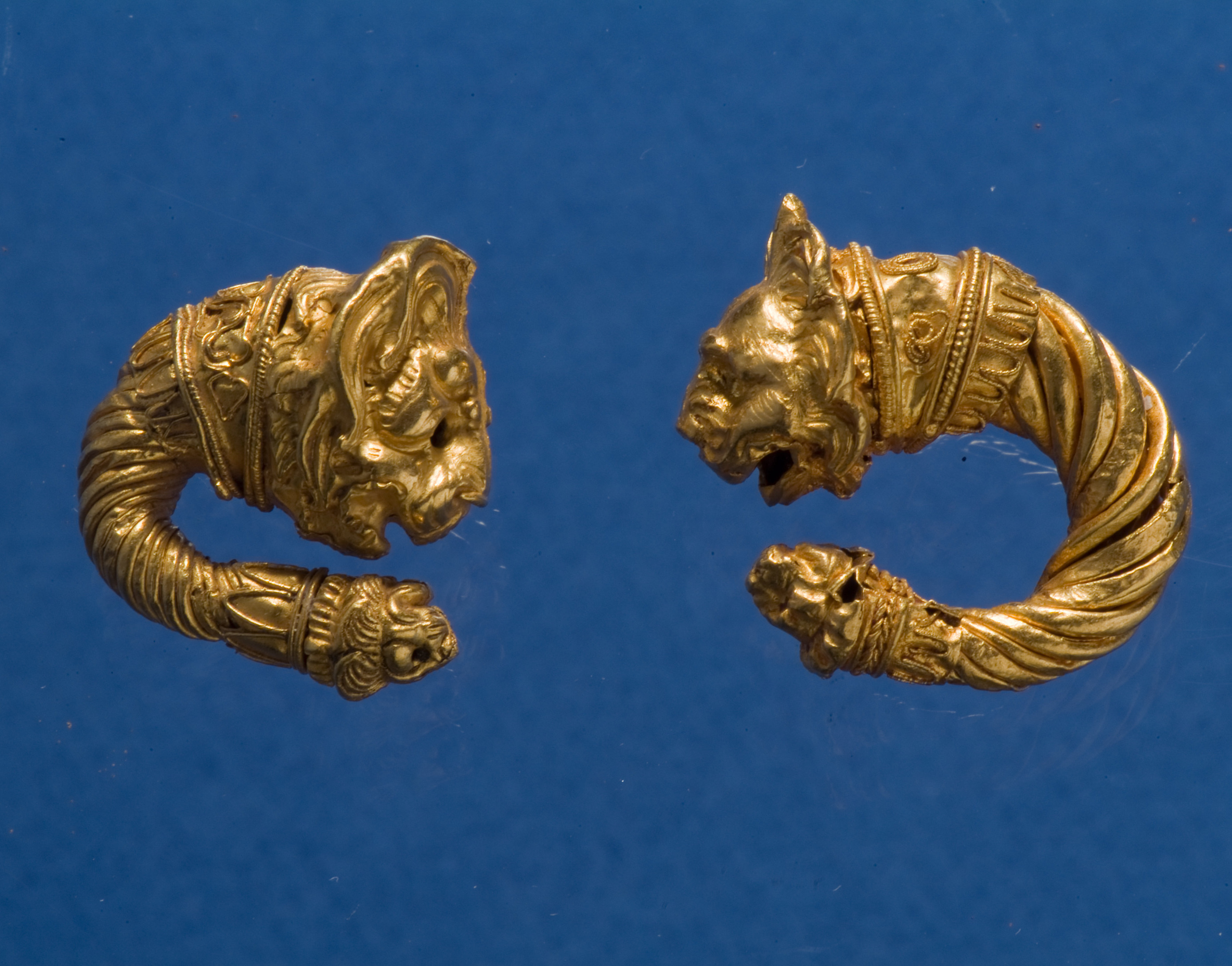 Antike Ohrringe aus Gold mit Löwenköpfen