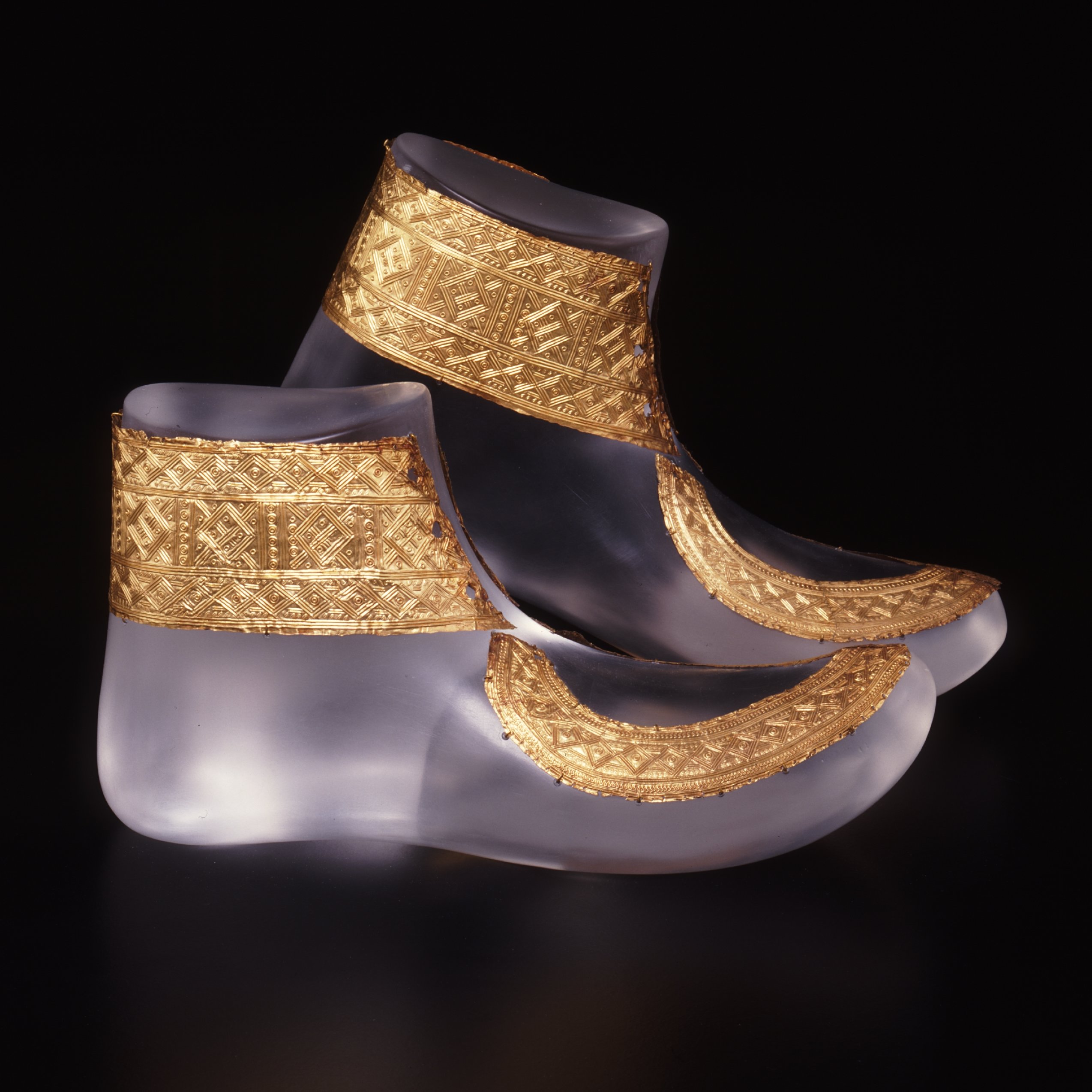 Goldbesetzte Schuhe