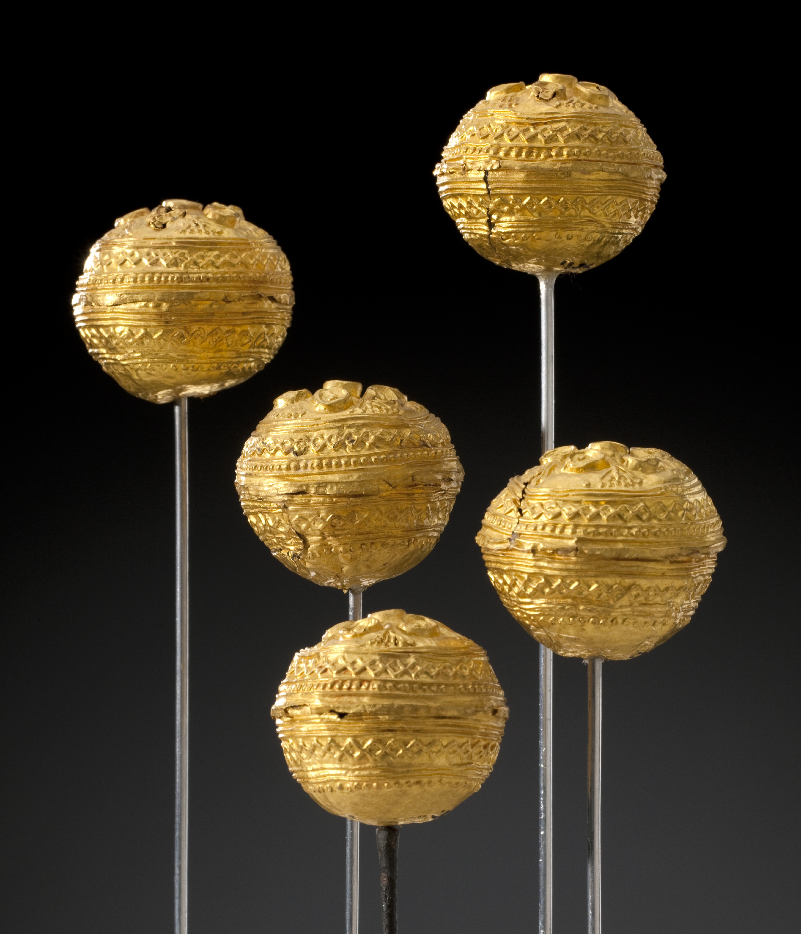 5 Nadeln mit großen goldenen Kugeln aus Goldblech. Die Kugeln sind reich verziert mit Ornamenten